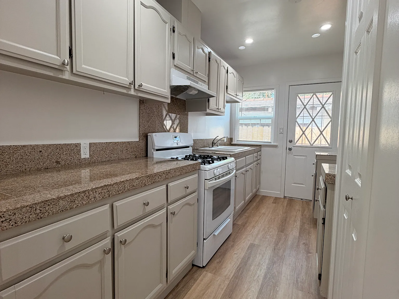 11233 Victory Blvd — Photo 4