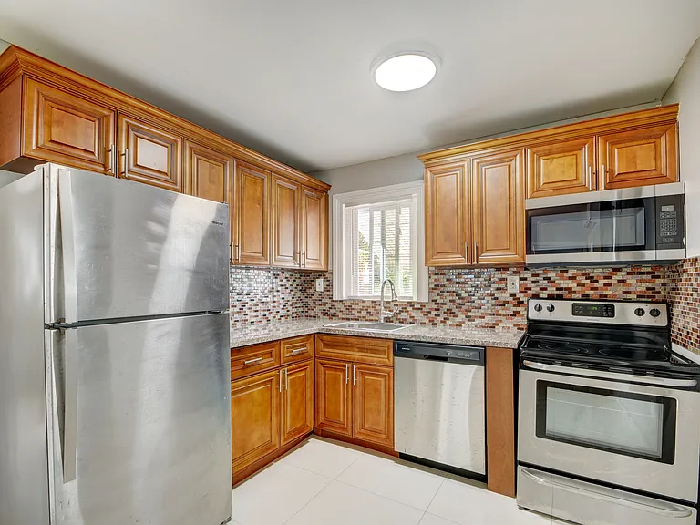 325 N L St #2 — Photo 3