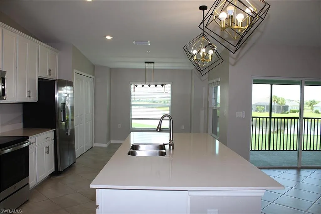 3 bed, 2.0 bath, 1366 sqft, $2,200 — Photo 2