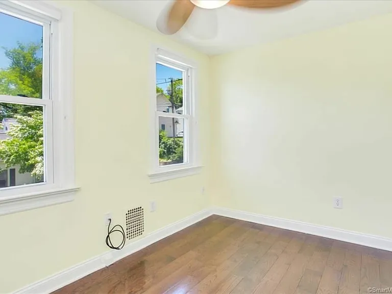 322 Castle Ave — Photo 17