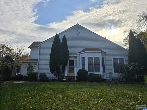 90 Buckthorn Ct, Paramus, NJ 07652