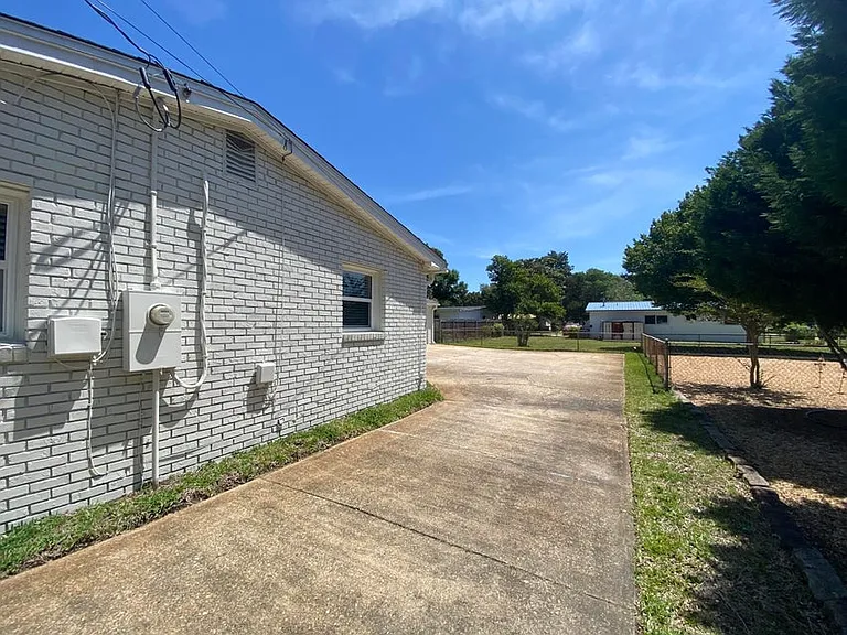 400 Argyle Ct — Photo 56