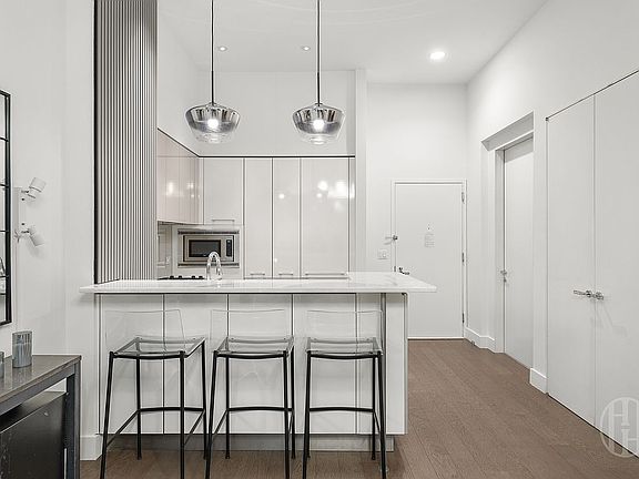 5th image of 25 Broad St APT 4K
