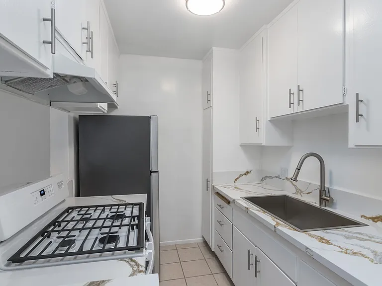 4065 McLaughlin Ave — Photo 6