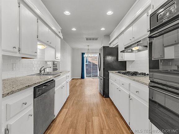 5th image of 1109 N Hickory Ct