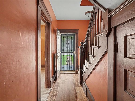 5th image of 905 E Pells St