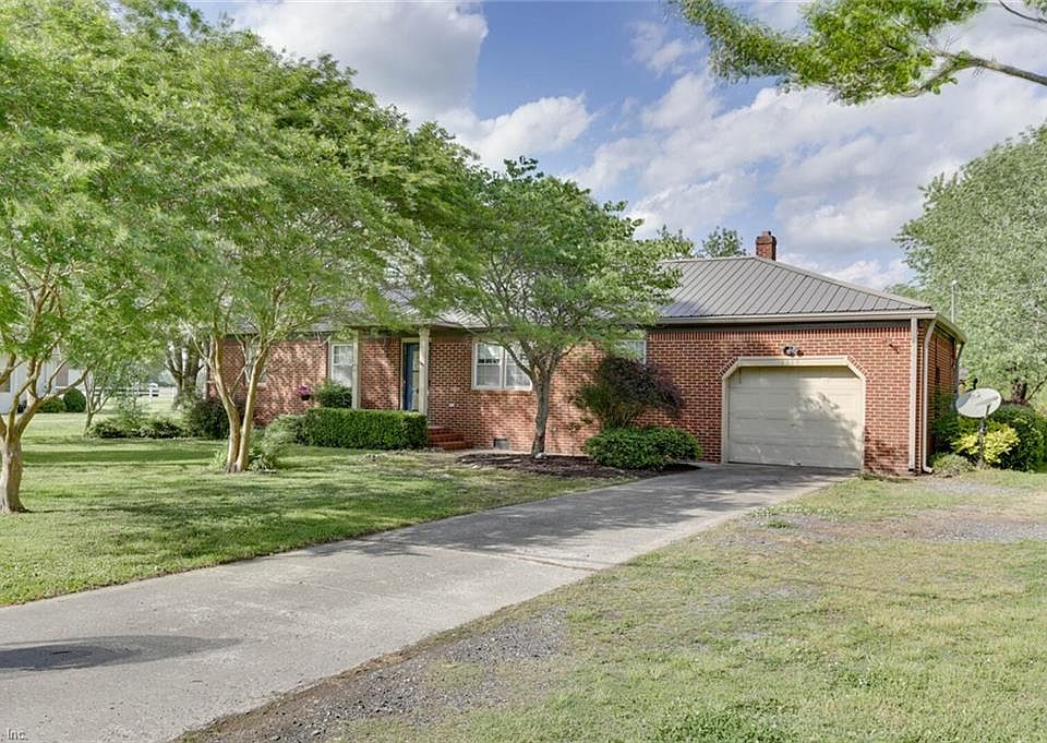 WELCOME HOME.  1+ ACRE OF COUNTRY LIVING. 