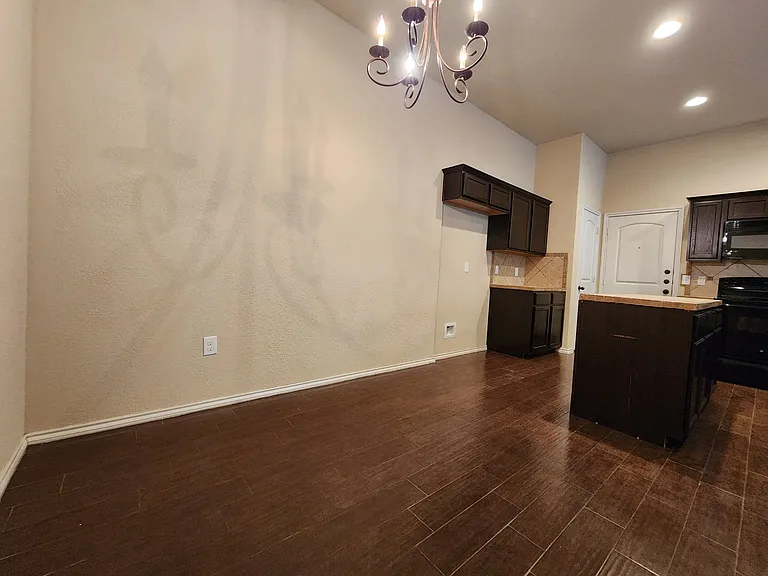 712 Creekside Cir — Photo 17