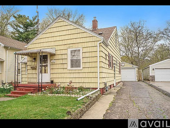 2nd image of 320 Burnham St W