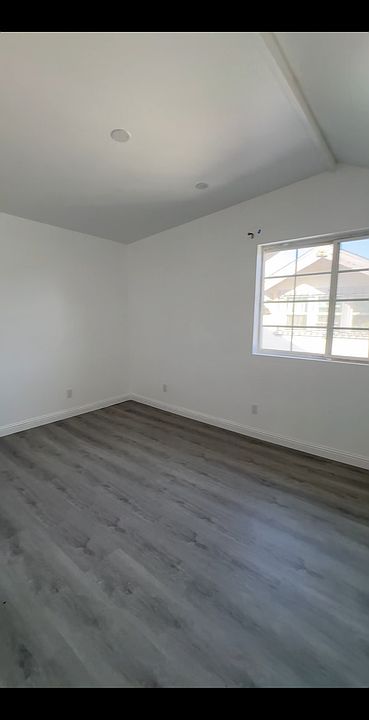 2nd image of 1254 W 41st Pl
