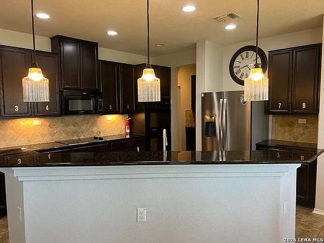 8 bed, 3.5 bath, 3498 sqft, $6,400 — Photo 4