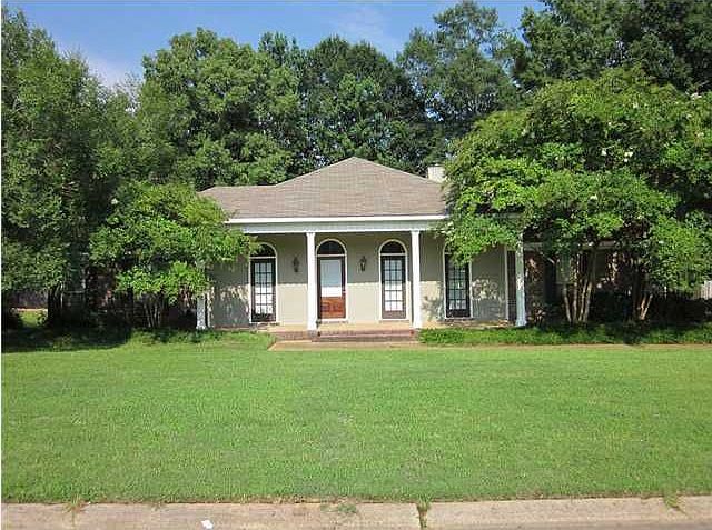 1st image of 915 Mountain Crest Dr