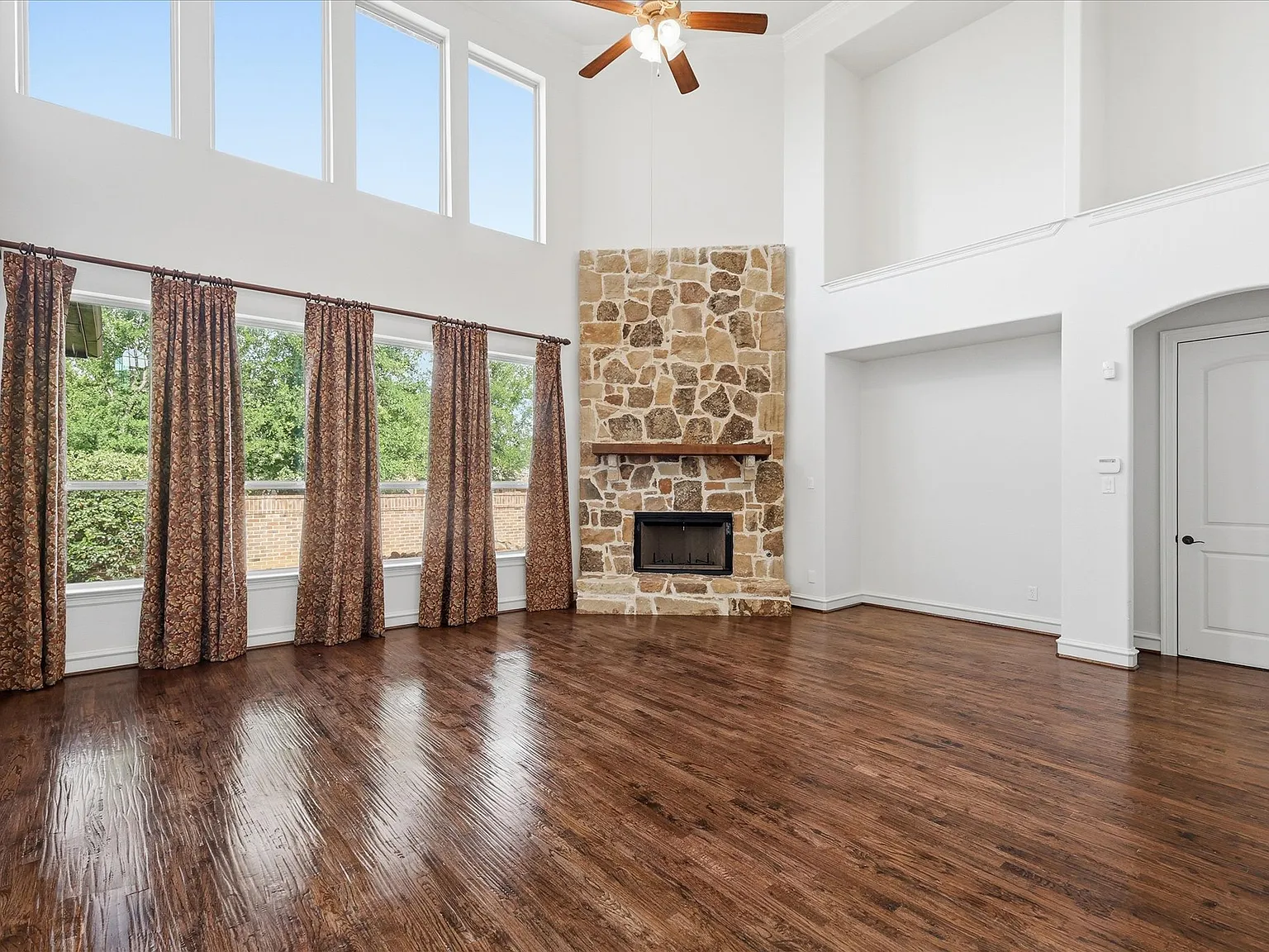 4 bed, 3.5 bath, 4471 sqft, $5,500 — Photo 4