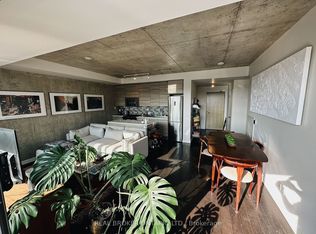 111 Bathurst St #605, Toronto, ON M5V 0M9