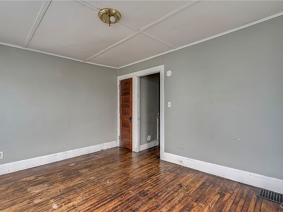 2nd image of 565 Mill St