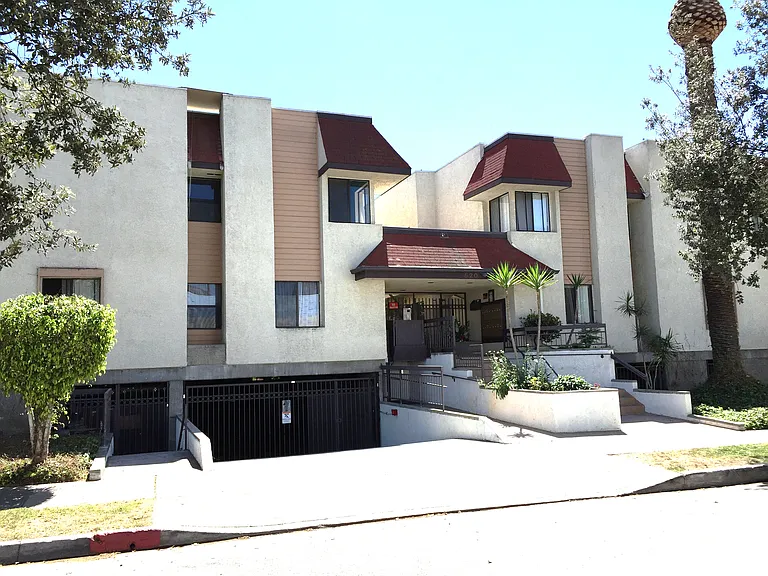 520 W Elk Ave #201 — Photo 2