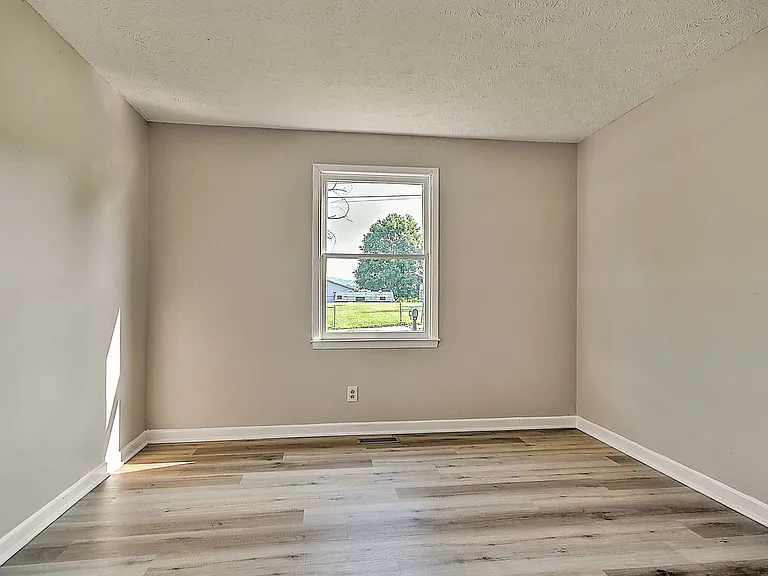 921 Elizabeth St — Photo 16