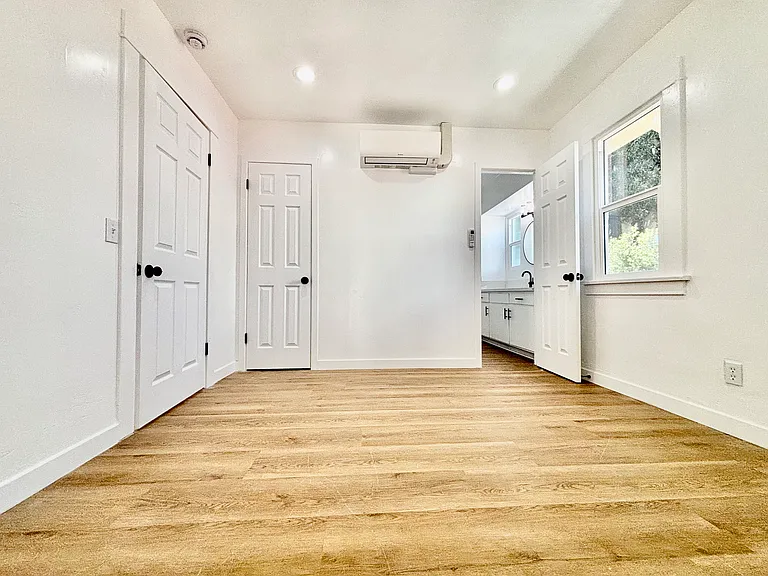 910 Acacia Ave — Photo 11
