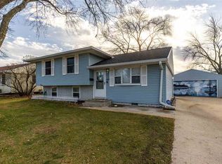 1619 Cherry Hills Dr, Waterloo, IA 50703