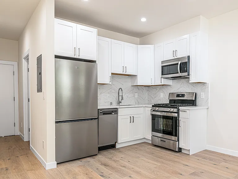 1555 Hyde St #5 — Photo 1