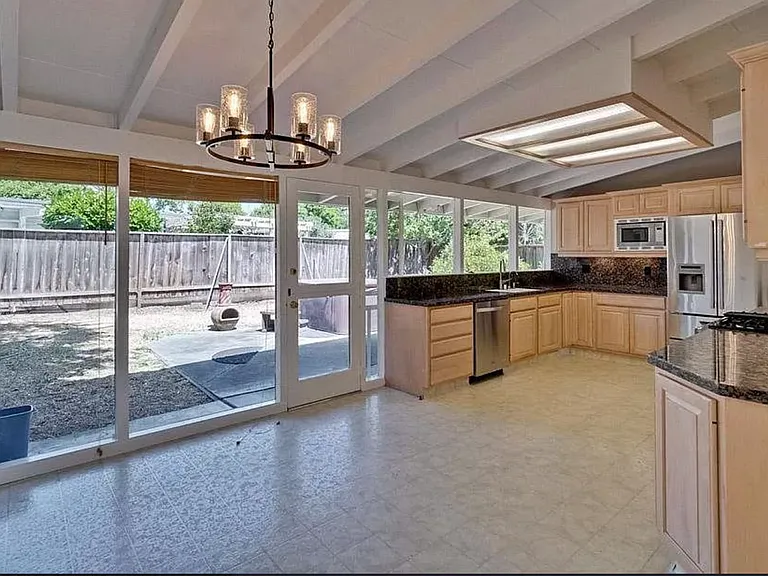 1011 Moreno Ave — Photo 9
