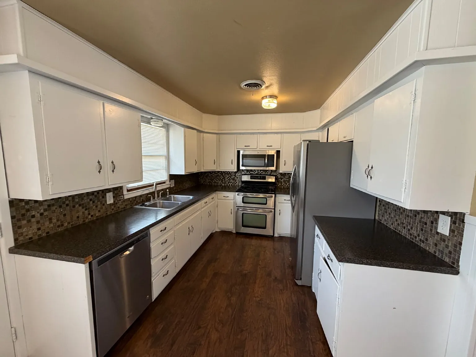 3 bed, 2.0 bath, 1316 sqft, $1,400 — Photo 4