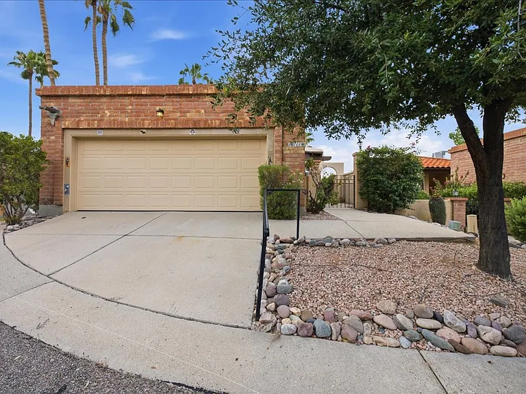 10111 N Spyglass Pl — Photo 1