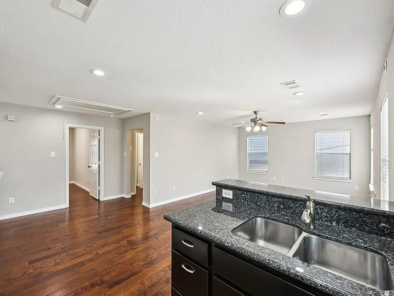1405 Bailey St — Photo 18