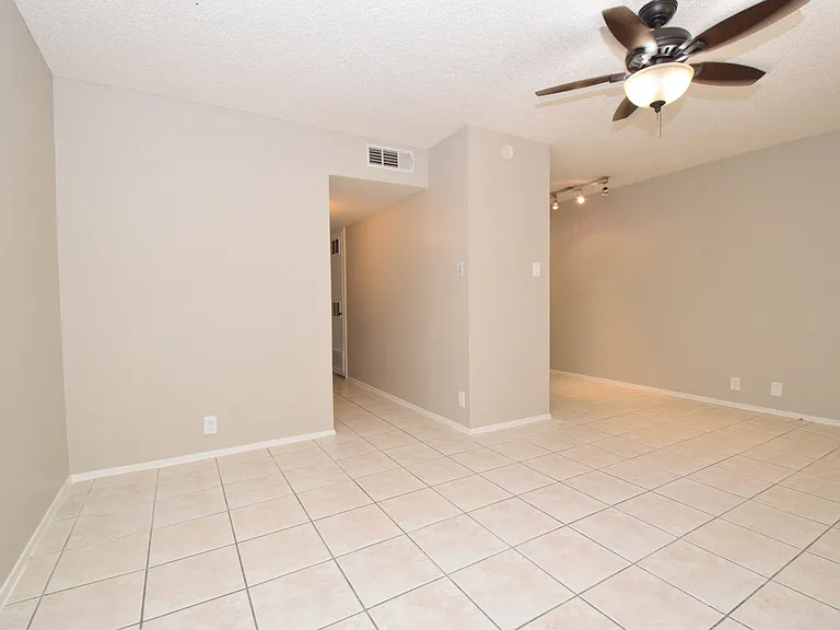 2404 Longview St #103 — Photo 11