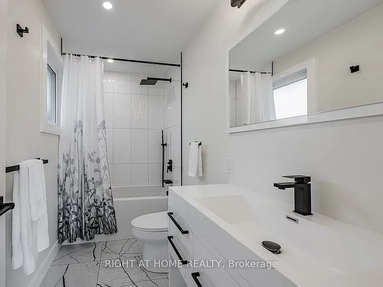 690 Hillman Cres — Photo 11