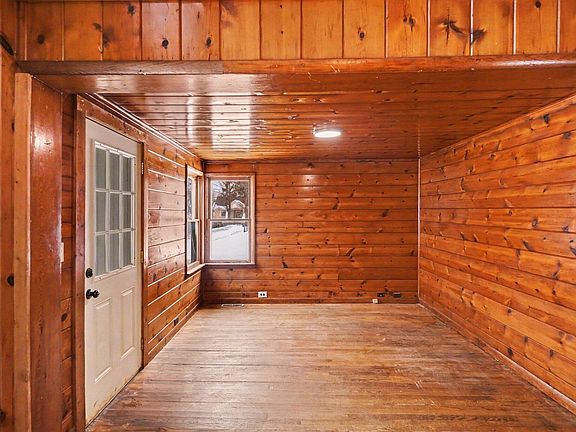 4th image of 718 S Mill St