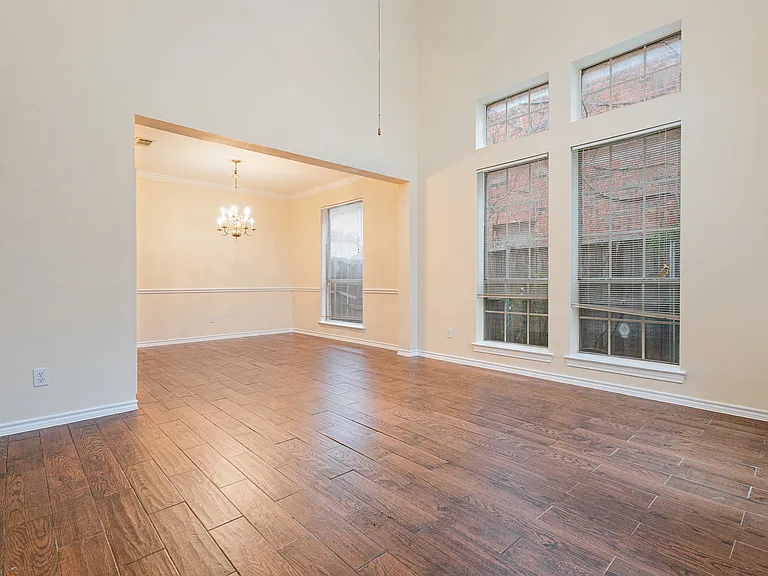 704 White Oak St — Photo 6