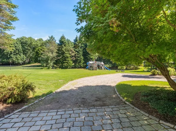 11 Stonegate Ln, Westwood, MA 02090