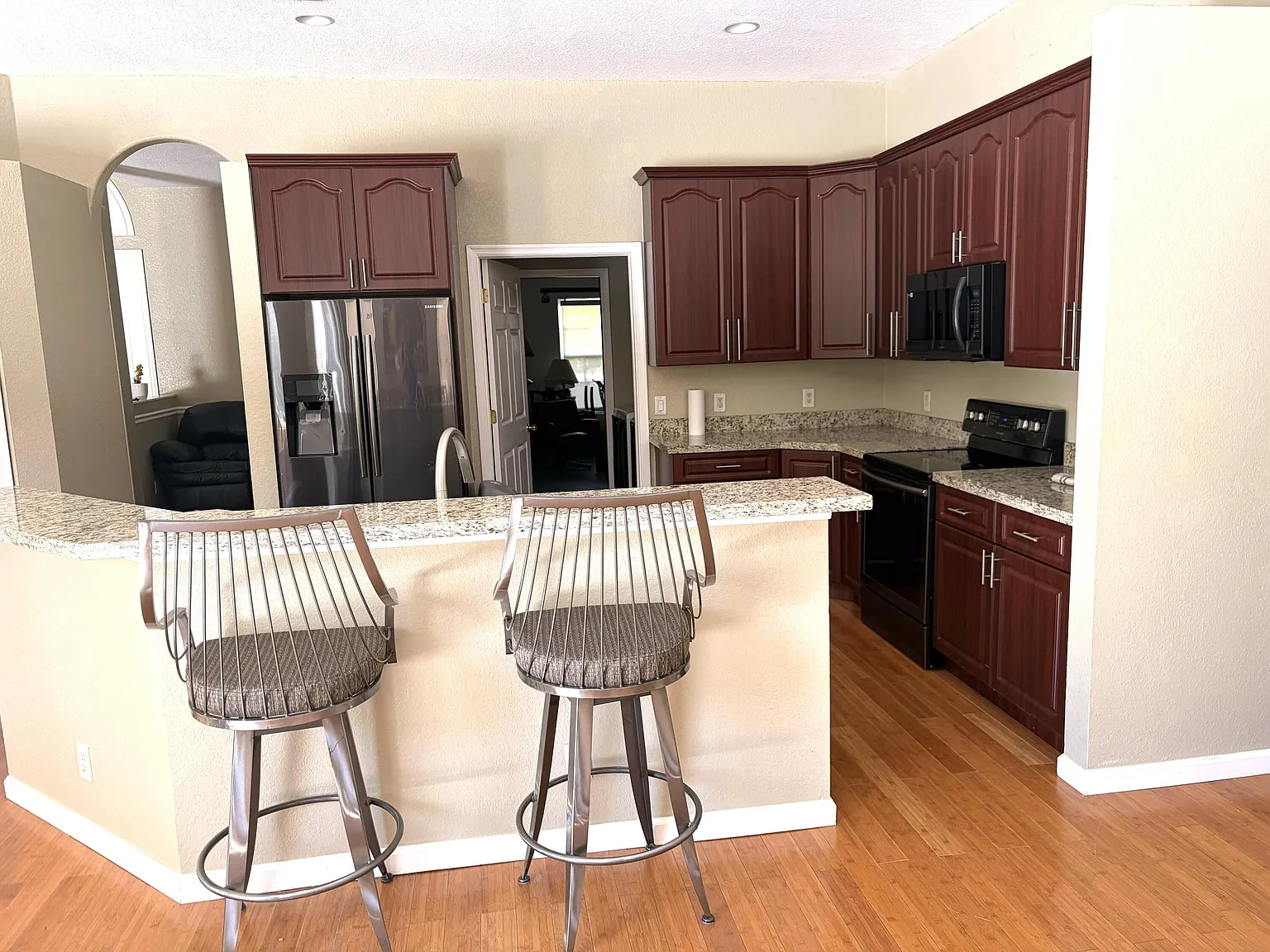 5 bed, 3.0 bath, 2296 sqft, $4,000 — Photo 2
