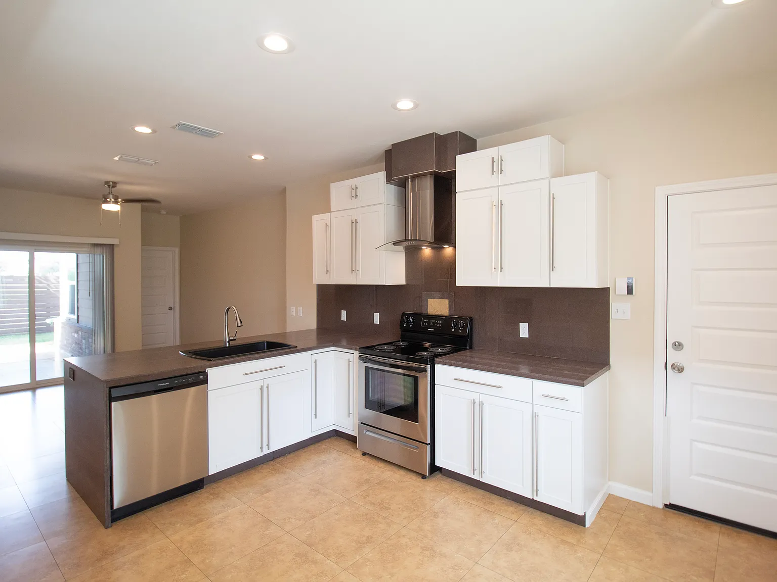 3 bed, 2.5 bath, 1350 sqft, $1,395 — Photo 4