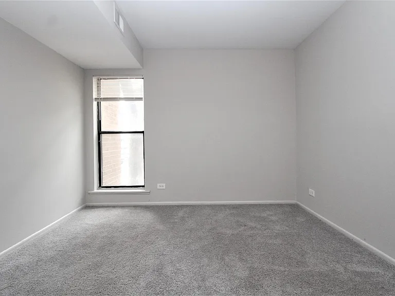 818 W Willow St #3C — Photo 15