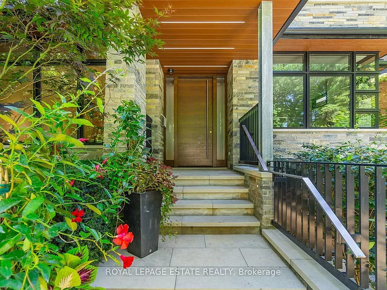 11 Pine Cres — Photo 3