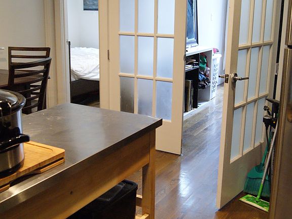 4th image of 121 Woodbine St #1REAR