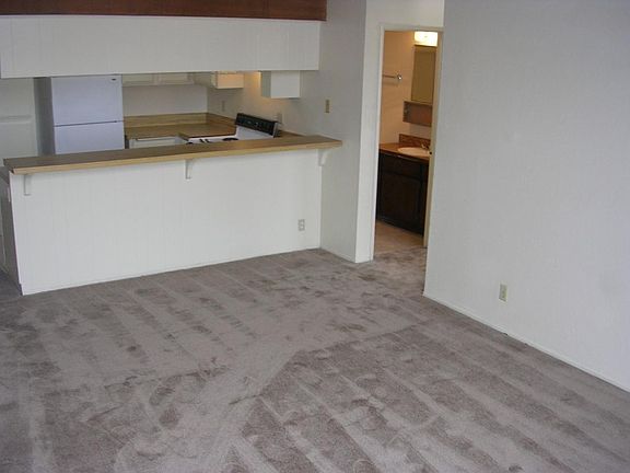 3rd image of 5072 W Point Loma Blvd