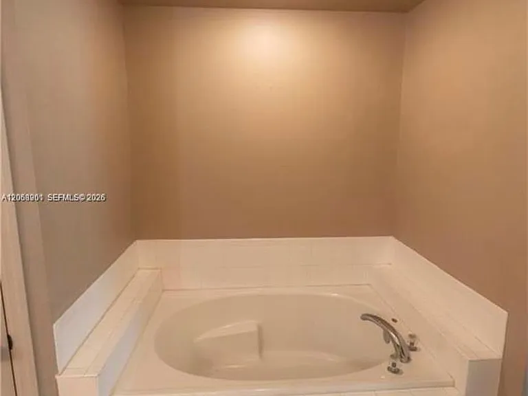 4129 NE 19th Pl — Photo 14