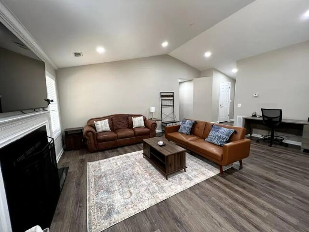 3 bed, 2193 sqft, $3,950 — Photo 2