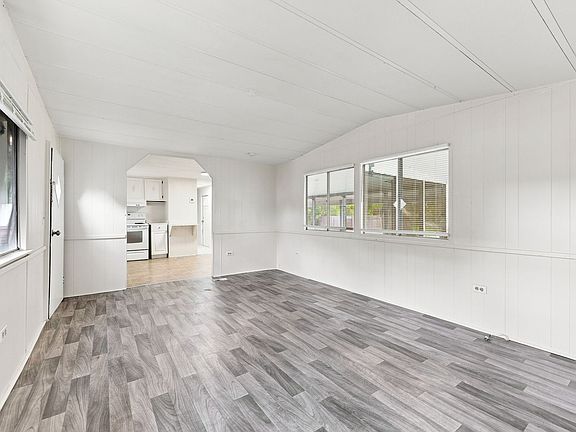 5th image of 7213 Commons Blvd