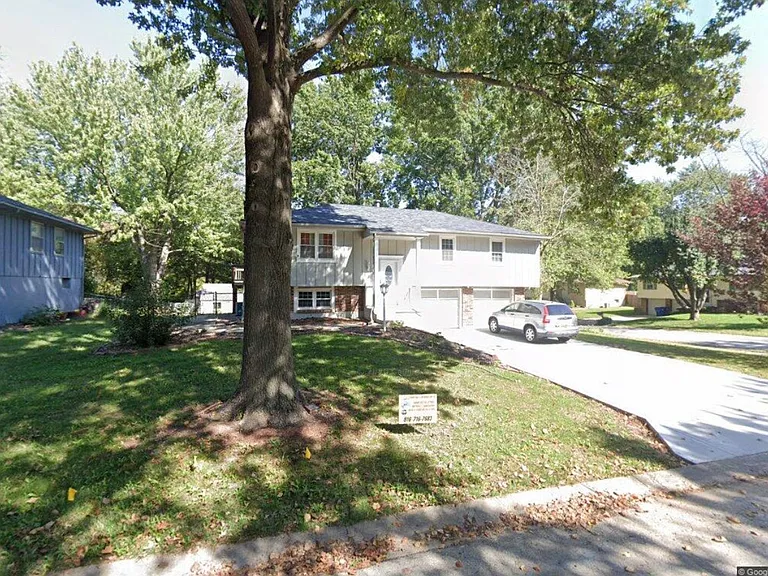 309 SW Shamrock Pl — Photo 1