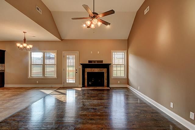2nd image of 102 Creekview Vlg