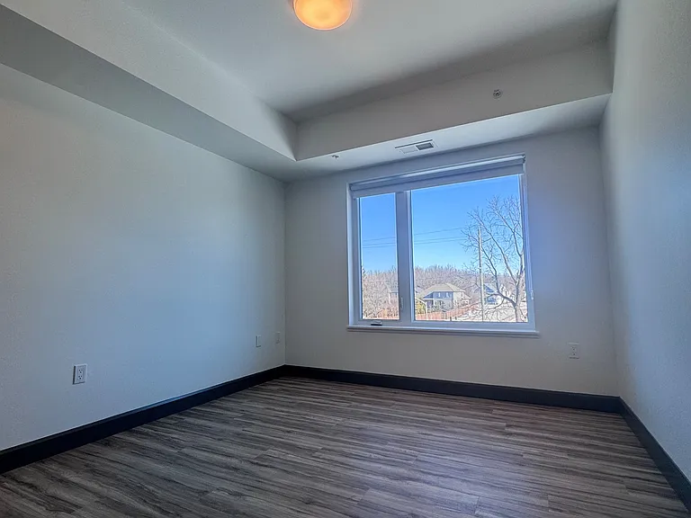 22645 Adelaide Rd #310 — Photo 9
