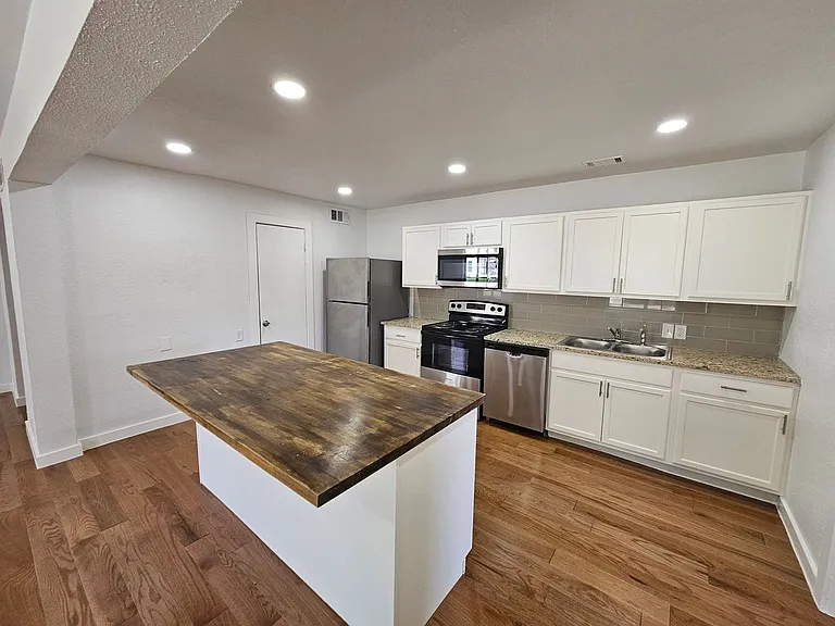 2402 Housley Dr — Photo 4