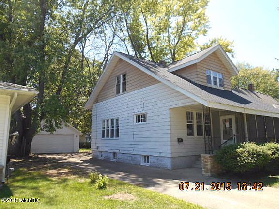 2nd image of 200 E 27th St