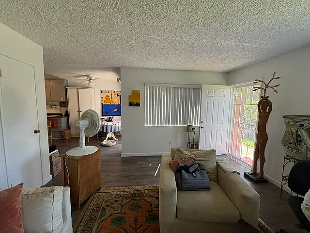 Livingroom & Patio