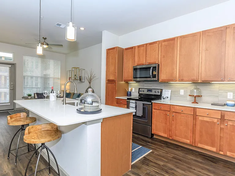 1711 Caroline — Photo 23