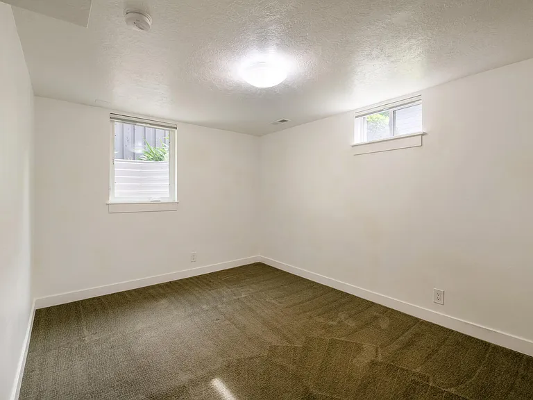2880 S 1400 E — Photo 16